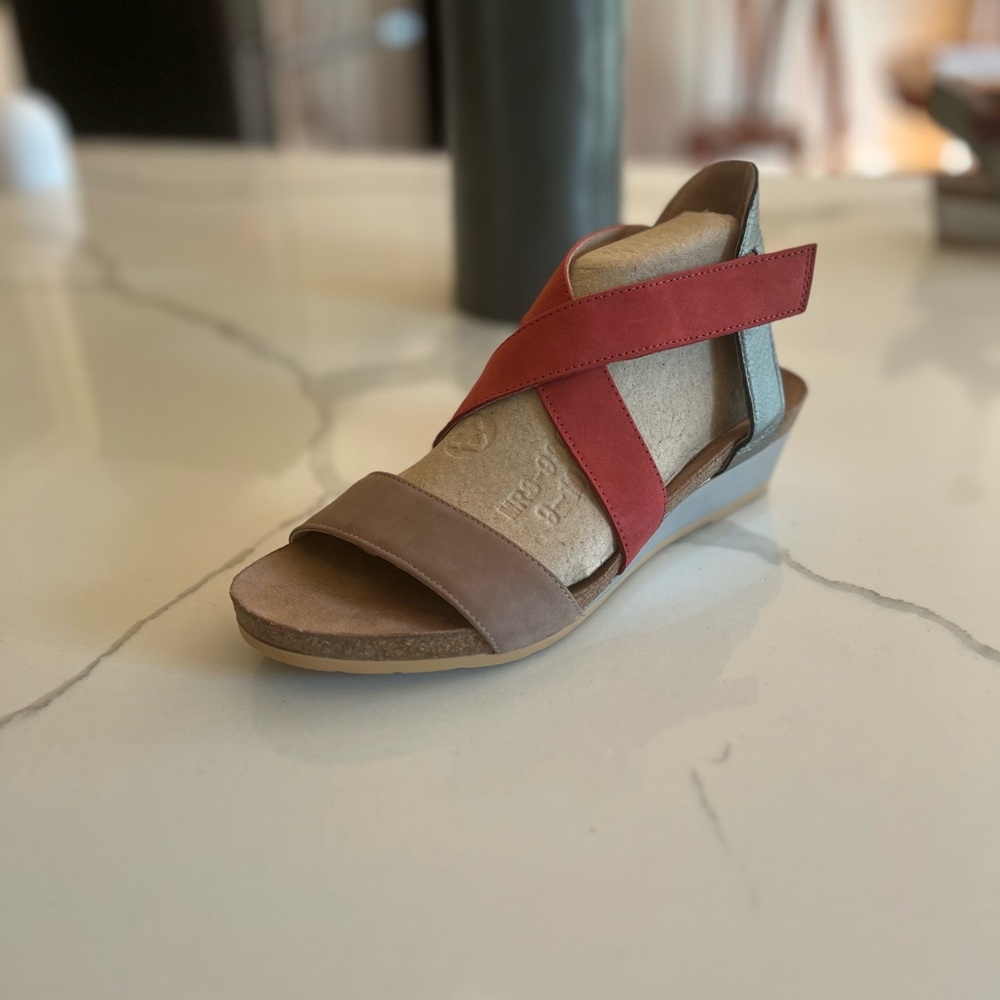 Naot Vixen tri-color sandal sz 40 - Picture 5 of 5